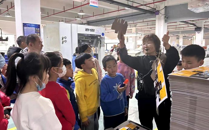 Organize children to visit the printing factory 3