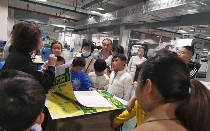 Organize children to visit the printing factory 2