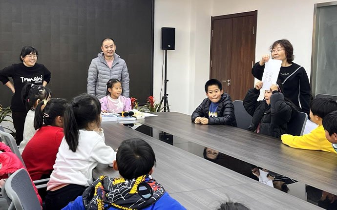 Organize children to visit the printing factory 1